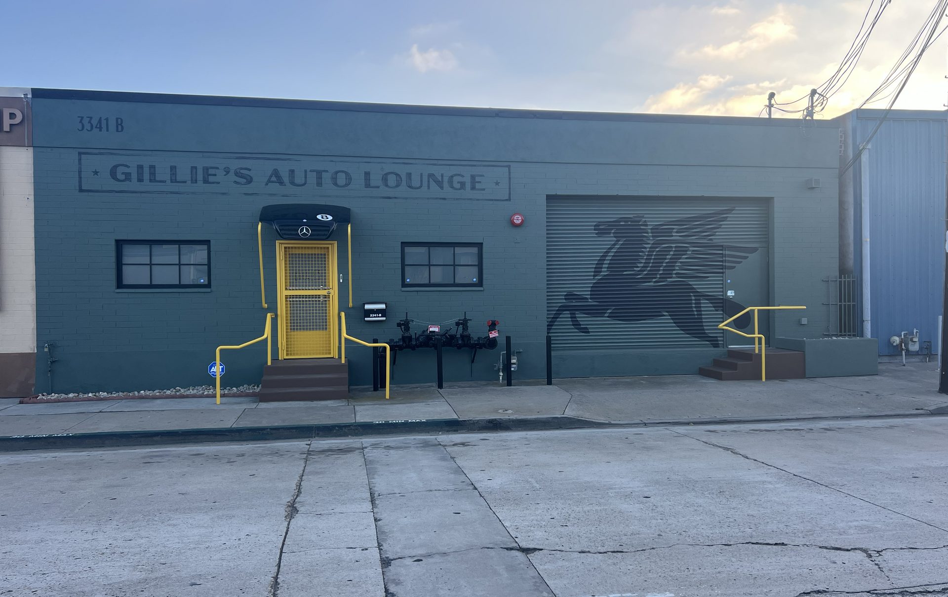 Gillie's Auto Lounge exterior